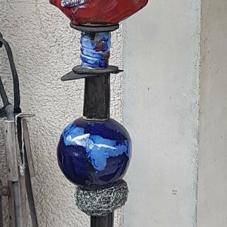 Stele mit Keramikteilen bestückt